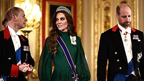 Prinzessin Kate zwischen Prinz Edward und ihrem Ehemann Prinz William beim Staatsbankett f&uuml;r den nigerianischen Pr&auml;sidenten Bola Tinubu.