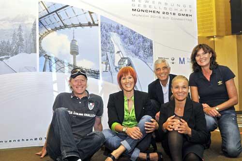 Die Olympiasieger Dieter Thoma (Skispringen, l-r), Kati Wilhelm (Biathlon), Erhard Keller (Eisschnelllaufen), Verena Bentele (Paralympics, Biathlon) und Ulrike Nasse-Meyfarth (Hochsprung) im Dienst für Münchens Olympiabewerbung