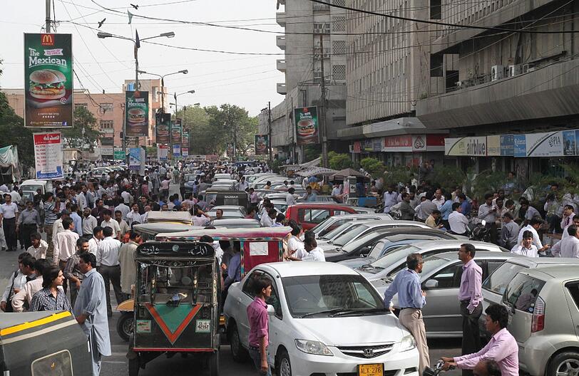 In der pakistanischen Stadt Karachi, nahe der iranischen Grenze werden Gebäude evakuiert. Das Beben im iranisch-pakistanischen Grenzgebiet erreichte eine Stärke von 7,8.