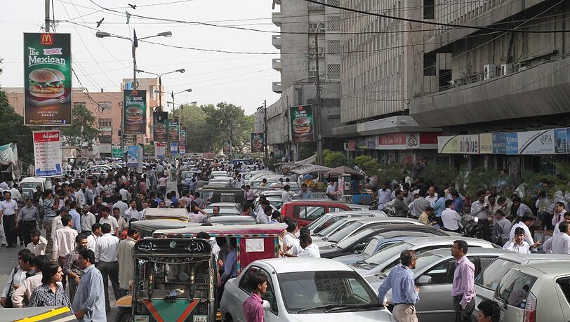 In der pakistanischen Stadt Karachi, nahe der iranischen Grenze werden Gebäude evakuiert. Das Beben im iranisch-pakistanischen Grenzgebiet erreichte eine Stärke von 7,8. In der pakistanischen Stadt Karachi, nahe der iranischen Grenze werden Gebäude evakuiert. Das Beben im iranisch-pakistanischen Grenzgebiet erreichte eine Stärke von 7,8.