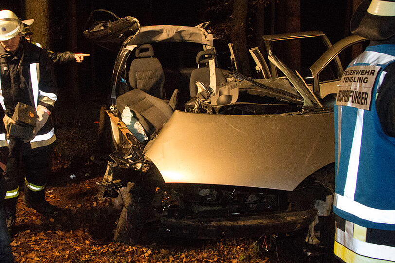 Eine Fahranfängerin verunglückte am Mittwochabend mit einer Beifahrerin im Waldstück bei Pallin, weil das Heck ausbrach. Beide wurden schwer verletzt. Das Auto wurde komplett beschädigt.