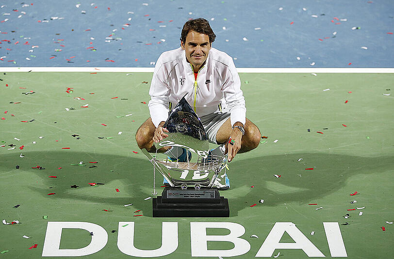 Ist noch nicht zu alt für's Gewinnen: Roger Federer holte sich beim Turnier in Dubai den Pott.