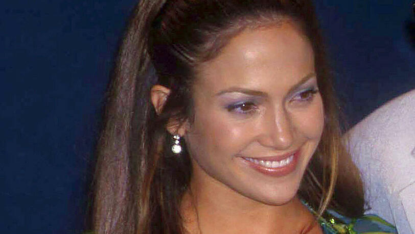 Jennifer Lopez sorgte bei den Grammys im Jahr 2000 mit einem Kleid von Versace für Aufsehen Jennifer Lopez sorgte bei den Grammys im Jahr 2000 mit einem Kleid von Versace für Aufsehen