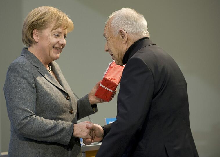 Für Heiner Geißler ist Nächstenliebe eine Pflicht. Der frühere CDU-Generalsekretär würde der Bundeskanzlerin am liebsten den Friedensnobelpreis verleihen.
