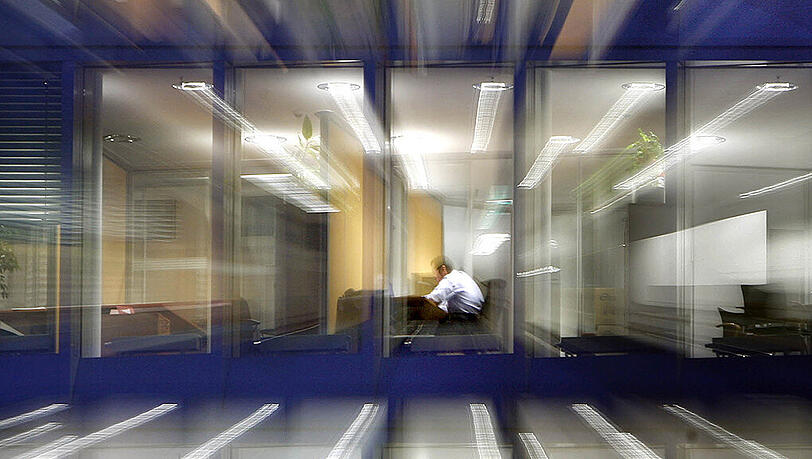 Wie viele Stellen sind eine Milliarde Arbeitsstunden? Foto: Frank Rumpenhorst/Archiv Wie viele Stellen sind eine Milliarde Arbeitsstunden? Foto: Frank Rumpenhorst/Archiv