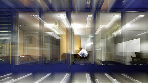 Wie viele Stellen sind eine Milliarde Arbeitsstunden? Foto: Frank Rumpenhorst/Archiv