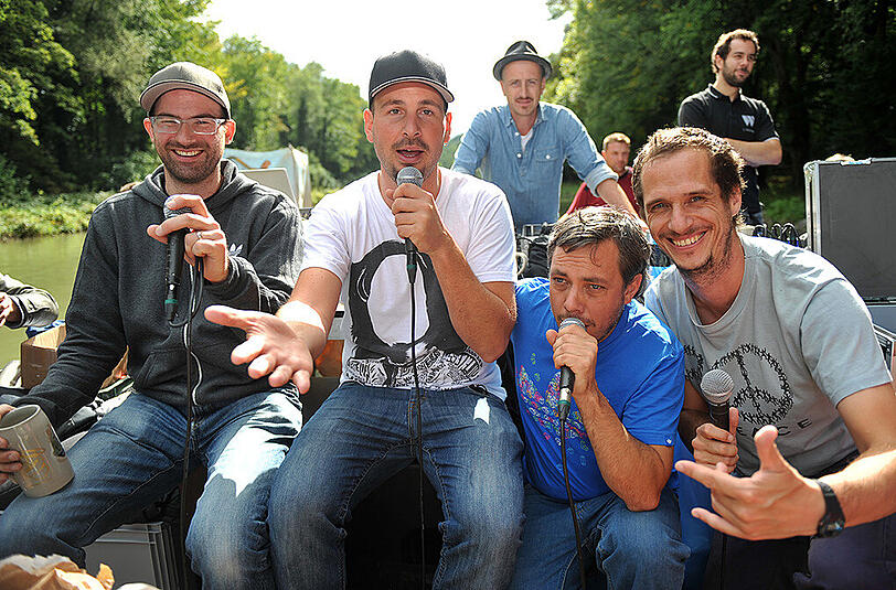 Auf dem Isar-Floß (v.l.): Roger, Sepalot (hinten), Cajus und SchuIsar der Band &bdquo;Blumentopf&ldquo;, die sich 2015 auflöste.
