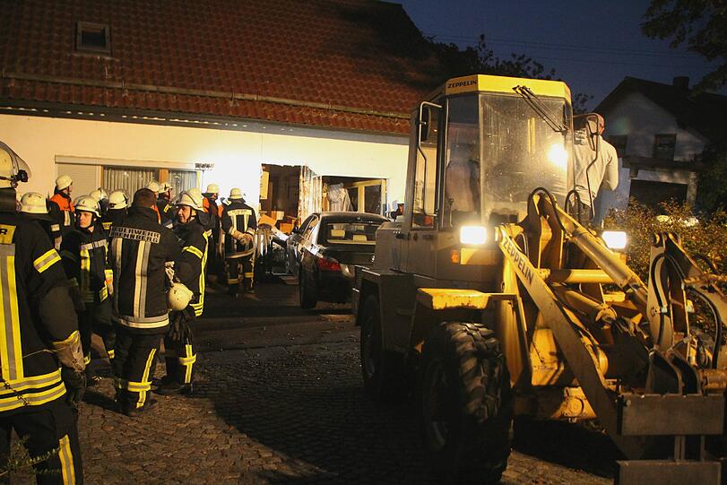 Am Sonntag krachte ein BMW in das Schlafzimmer eines Wohnhauses in Brennberg (Landkreis Regensburg). Die Bilder von der Unfallstelle.