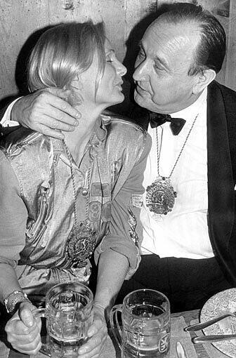 Moment, wer busselt denn da: Es sind Schauspielerin Ruth-Maria Kubitschek und der damalige Bundesaußenminister Hans-Dietrich Genscher (1987).