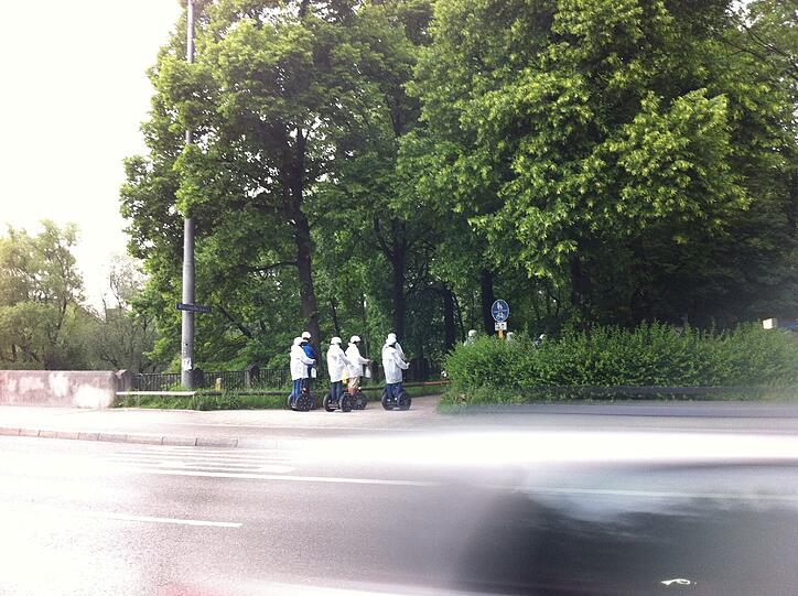 ... schon an der Straße hatte man die weißen Regencapes gesehen...