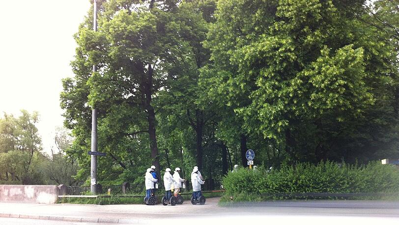 ... schon an der Straße hatte man die weißen Regencapes gesehen... ... schon an der Straße hatte man die weißen Regencapes gesehen...