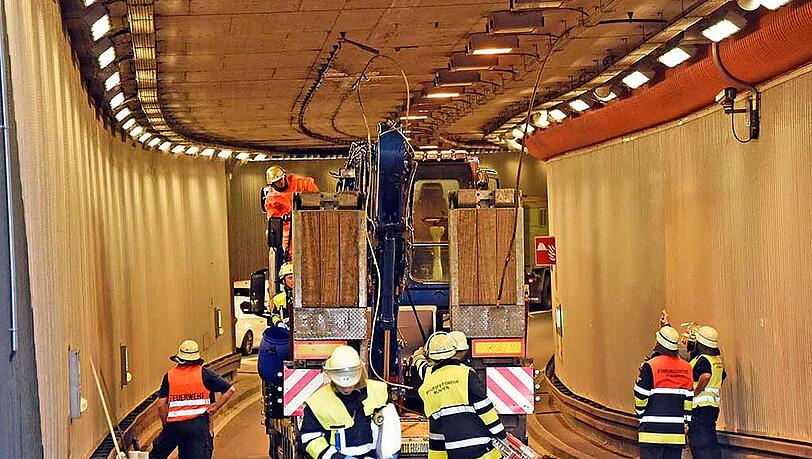 Die Ladung des Tiefladers blieb an der Decke des Brudermühltunnels hängen. Die Bilder. Die Ladung des Tiefladers blieb an der Decke des Brudermühltunnels hängen. Die Bilder.