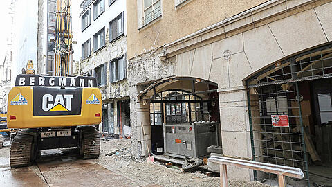 Frontalangriff: Die Fassade hat der Bagger schon ordentlich zerdeppert.
