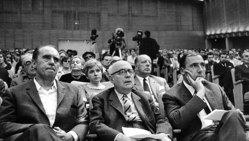 Der Schriftsteller Heinrich Böll (l-r), der Soziologie-Professor Theodor W. Adorno und Verleger Siegfried Unseld 1968 in Frankfurt. Der Schriftsteller Heinrich Böll (l-r), der Soziologie-Professor Theodor W. Adorno und Verleger Siegfried Unseld 1968 in Frankfurt.