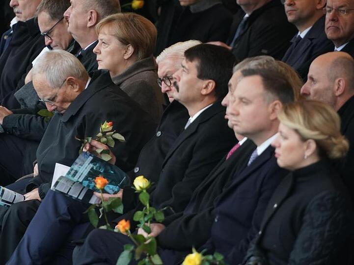 Bundespräsident Steinmeier und Bundeskanzlerin Merkel erinnern bei der Gedenkveranstaltung gemeinsam mit den Staatsoberhäuptern Polens, der Slowakei, Tschechiens und Ungarns an die Öffnung der Berliner Mauer.