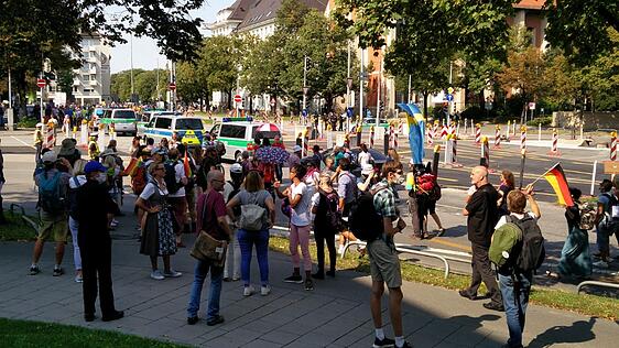 Demonstranten in der Gabelsbergerstraße, kurz vor der Technischen Universität. Die Demo kommt ins Stocken.