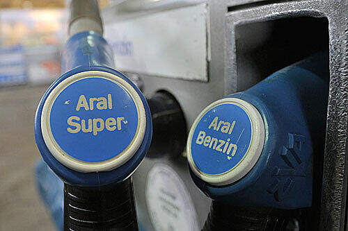 Zapfpistolen an einer Aral-Tankstelle