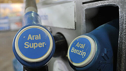 Zapfpistolen an einer Aral-Tankstelle