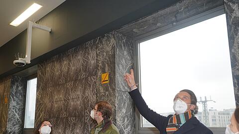 Der Geschäftsführende Bundesverkehrsminister Andreas Scheuer (auf dem Bild mit erhobenem Zeigefinger) begutachtet die Verschönerungsarbeiten an der Station Donnersbergerbrücke, einem Bau aus den 70er Jahren.
