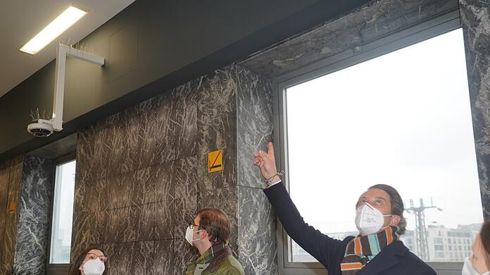Der Geschäftsführende Bundesverkehrsminister Andreas Scheuer (auf dem Bild mit erhobenem Zeigefinger) begutachtet die Verschönerungsarbeiten an der Station Donnersbergerbrücke, einem Bau aus den 70er Jahren.