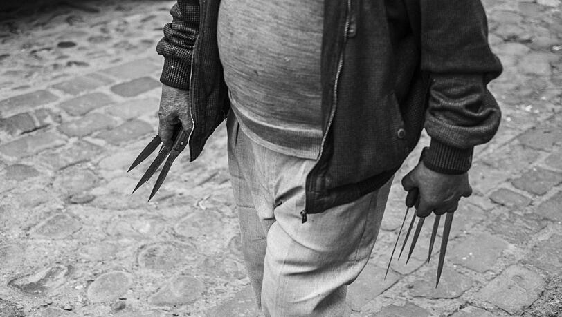 Das ist nicht Edward mit den Scherenhänden, sondern ein Messerschleifer im peruanischen Cusco - fotografiert vor zwei Jahren. Das ist nicht Edward mit den Scherenhänden, sondern ein Messerschleifer im peruanischen Cusco - fotografiert vor zwei Jahren.