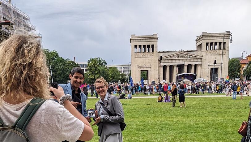 Mit Anti-CSU-Aufkleber: Arif Haidary und Klara Schinnerl am Samstag am Königsplatz.