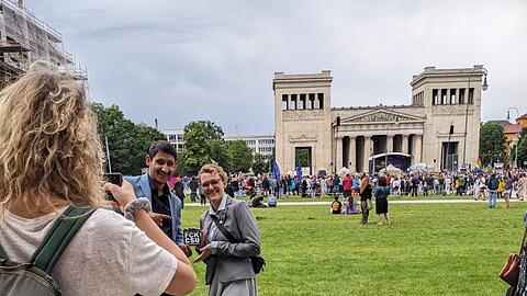 Mit Anti-CSU-Aufkleber: Arif Haidary und Klara Schinnerl am Samstag am Königsplatz.