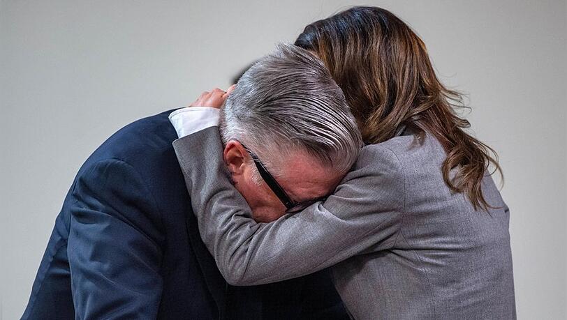 Nach dem Urteilsspruch lagen sich Alec Baldwin und Ehefrau Hilaria in den Armen. Nach dem Urteilsspruch lagen sich Alec Baldwin und Ehefrau Hilaria in den Armen.