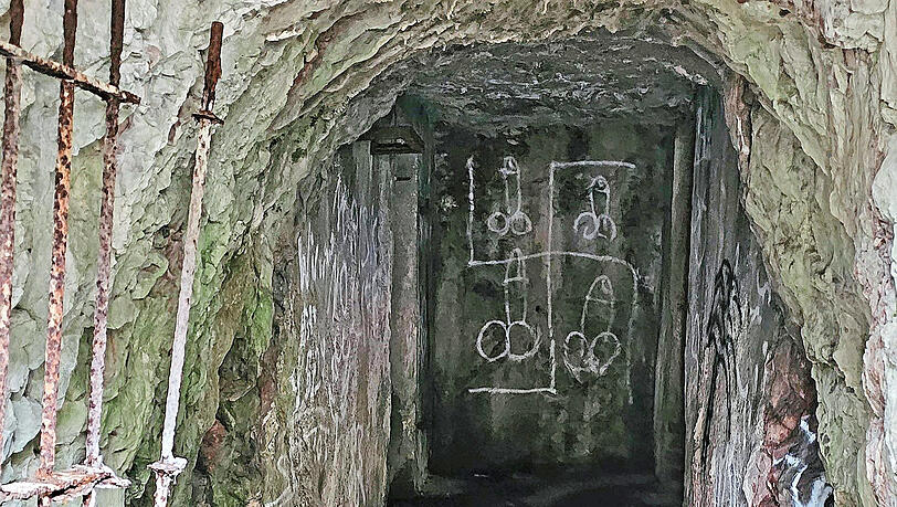 Ein großes Hakenkreuz prangt am Ende des NS-Stollens im Rohausbau.