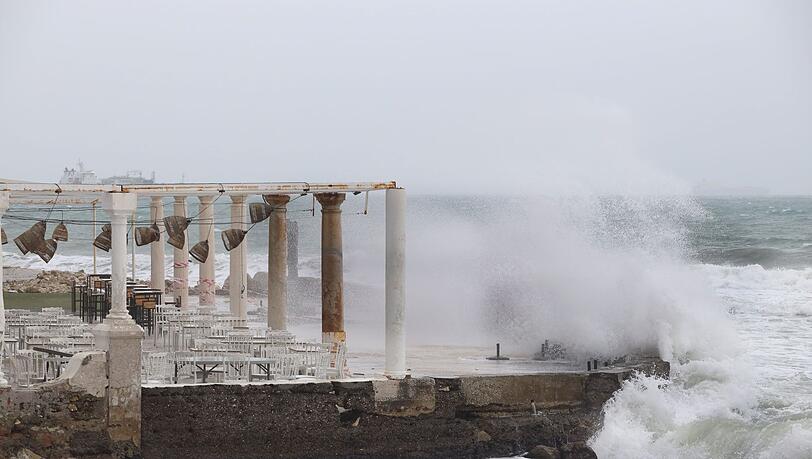 Die Beh&ouml;rden warnen vor hohem Wellengang - wie hier bei M&aacute;laga.