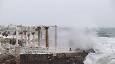 Die Beh&ouml;rden warnen vor hohem Wellengang - wie hier bei M&aacute;laga.