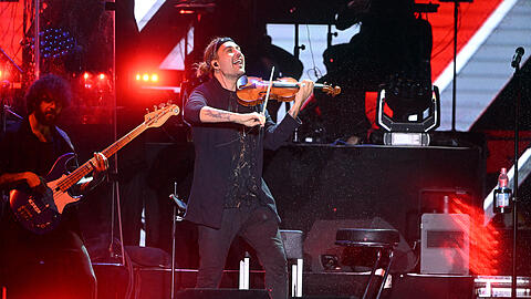 Der Regen kann ihn nicht bremsen: David Garrett auf dem M&uuml;nchner K&ouml;nigsplatz.