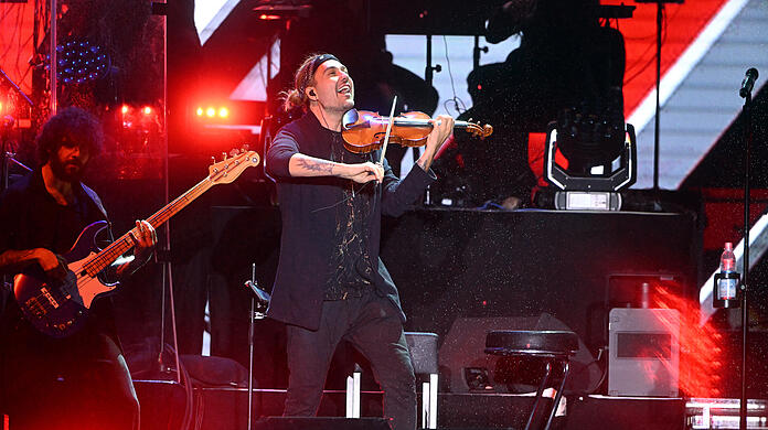 Der Regen kann ihn nicht bremsen: David Garrett auf dem M&uuml;nchner K&ouml;nigsplatz.