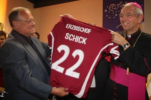 Ob er die Soutane gegen das Club-Trikot tauscht? FCN-Präsident Franz Schäfer überreichte Ludwig Schick ein Fan-Dress.