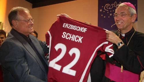 Ob er die Soutane gegen das Club-Trikot tauscht? FCN-Präsident Franz Schäfer überreichte Ludwig Schick ein Fan-Dress. Ob er die Soutane gegen das Club-Trikot tauscht? FCN-Präsident Franz Schäfer überreichte Ludwig Schick ein Fan-Dress.