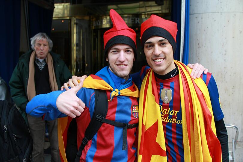 Hier kommt der FC Barcelona in München am Bayerischen Hof an. Die Bilder