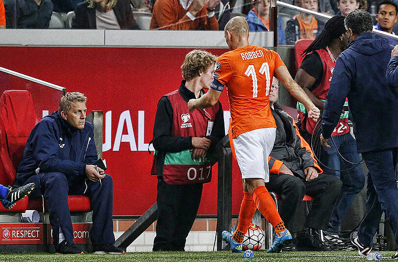 Frühes Aus: Arjen Robben verlässt im Spiel gegen Island den Platz