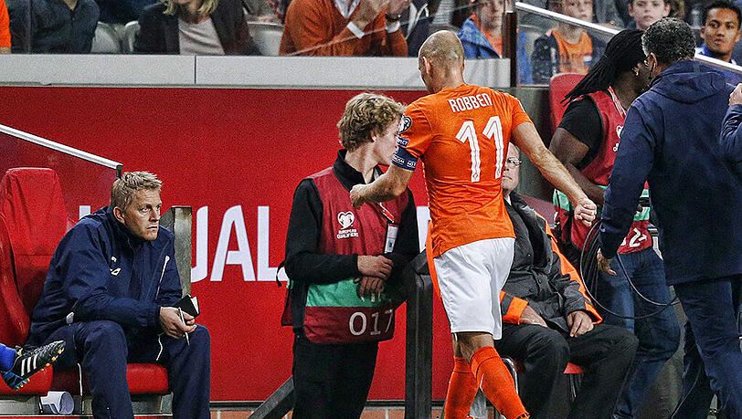 Frühes Aus: Arjen Robben verlässt im Spiel gegen Island den Platz Frühes Aus: Arjen Robben verlässt im Spiel gegen Island den Platz