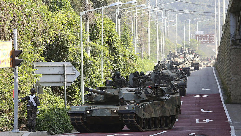 Südkoreanische Panzer nehmen an einer Militärübung an der Grenze teil. Südkoreanische Panzer nehmen an einer Militärübung an der Grenze teil.