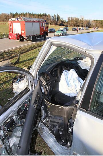 Am Karfreitag kam es zu einem Frontal-Crash auf der B12. 6 Menschen wurden verletzt, zwei von ihnen schwer.