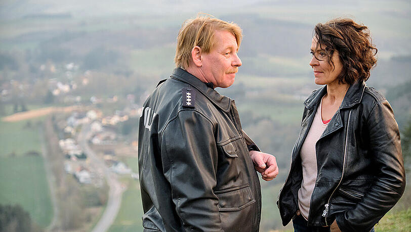"Tatort: Die Pfalz von oben": Am Tatort treffen Lena Odenthal (Ulrike Folkerts) und Stefan Tries (Ben Becker) aus Zarten wieder aufeinander - es geht um einen neuen Fall, Erinnerungen werden aber auch wach... "Tatort: Die Pfalz von oben": Am Tatort treffen Lena Odenthal (Ulrike Folkerts) und Stefan Tries (Ben Becker) aus Zarten wieder aufeinander - es geht um einen neuen Fall, Erinnerungen werden aber auch wach...
