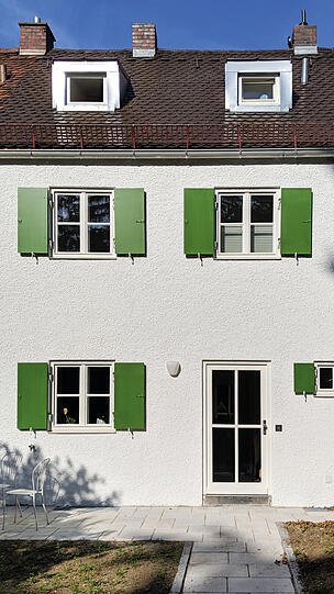 Stephanskirchener Straße 20: Das 1933/34 nach Plänen von Guido Harbers errichtete Haus ist Bestandteil der ensemblegeschützten Mustersiedlung Ramersdorf. Es wurde aufwendig energetisch saniert. Die Jury: "Die gelungene Rückführung auf das historische Erscheinungsbild in Verbindung mit einer energetischen Aufwertung kann als Vorbild für den Umgang mit thermischer Sanierung in historischer Umgebung gesehen werden."
