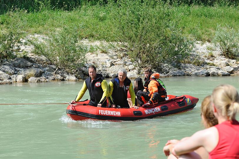 Ein Schlauchboot der Feuerwehr-Tauchergruppe brachte die junge Patientin ans rettende Ufer.