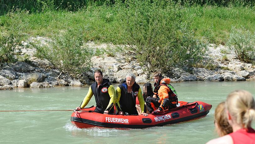 Ein Schlauchboot der Feuerwehr-Tauchergruppe brachte die junge Patientin ans rettende Ufer. Ein Schlauchboot der Feuerwehr-Tauchergruppe brachte die junge Patientin ans rettende Ufer.