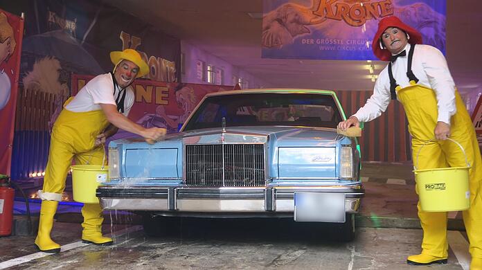 Willkommen in der wohl verrücktesten Waschstraße: Das Circus-Krone-Team sorgt für saubere Autos &ndash; und viel Spaß.