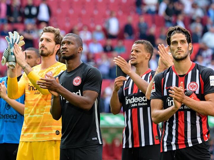Nach der Niederlage wurden die Frankfurter Kicker minutenlang von den Fans vor der Gäste-Kurve aufgemuntert.