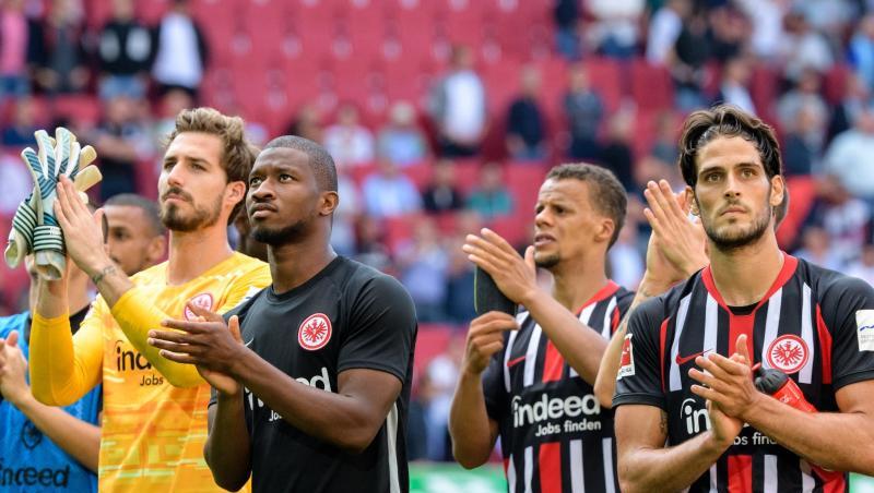 Nach der Niederlage wurden die Frankfurter Kicker minutenlang von den Fans vor der Gäste-Kurve aufgemuntert. Nach der Niederlage wurden die Frankfurter Kicker minutenlang von den Fans vor der Gäste-Kurve aufgemuntert.