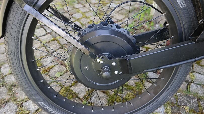 Der Radnabenmotor leistet zwei Kilowatt, das reicht in der Ebene locker aus.