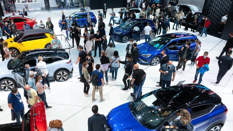Messebesucher während der Internationalen Automobil-Ausstellung am Stand von Renault.