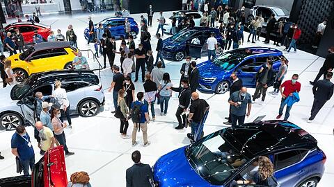Messebesucher während der Internationalen Automobil-Ausstellung am Stand von Renault.